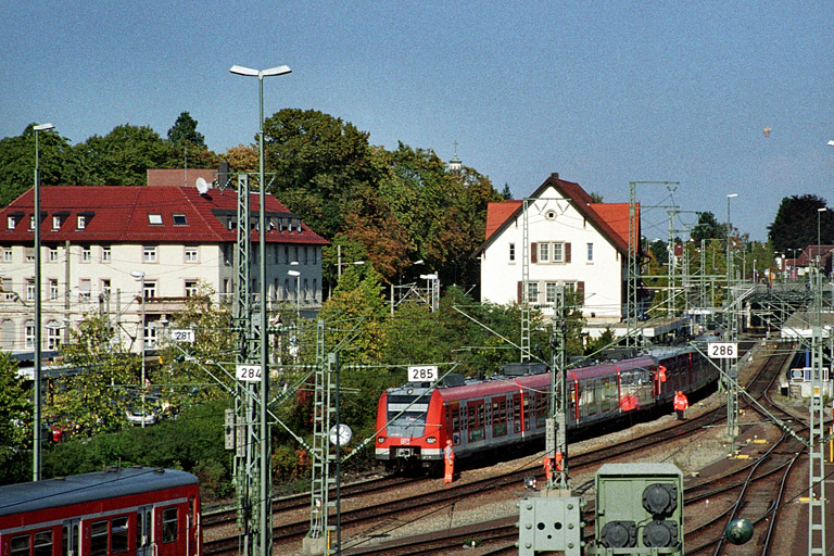 423 007 in Stuttgart-Vaihingen (Oktober 2004)