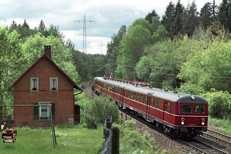 425 120/420 als Sonderzug bei km 19,2 (Mai 2004)