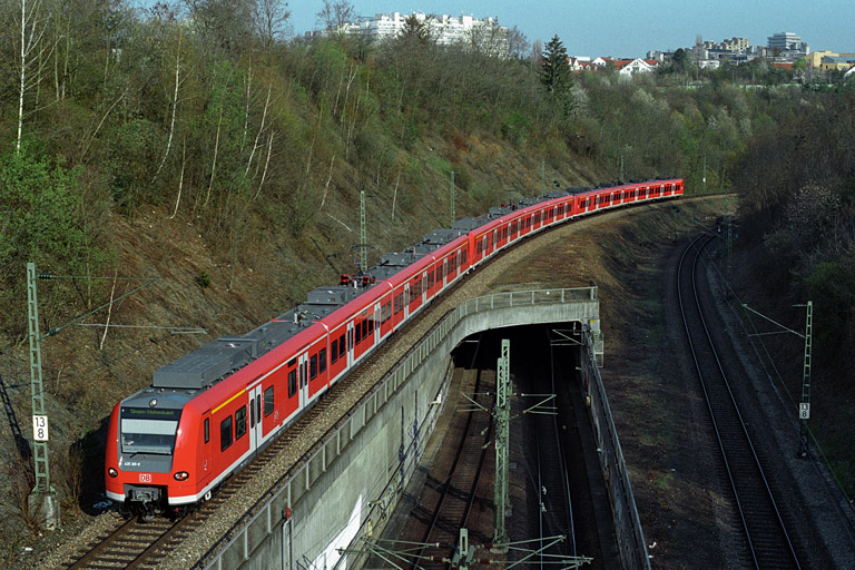 Baureihe 425 auf Erprobungsfahrt bei km 13,8 (April 2004)