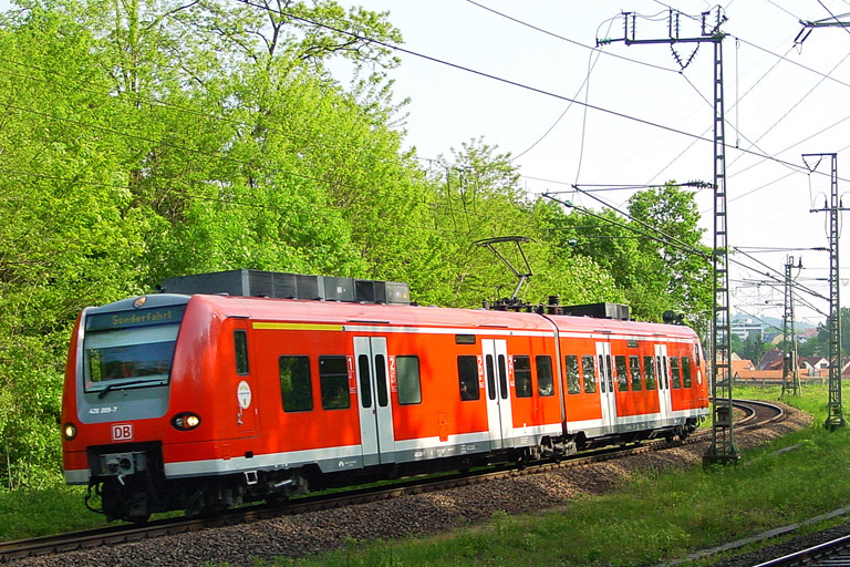 426 009 als Sonderzug bei km 17,4 (Mai 2004)