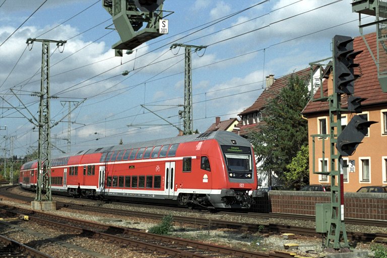 RE 19613 mit Lok der Baureihe 111 bei km 16,6 (Oktober 2004)