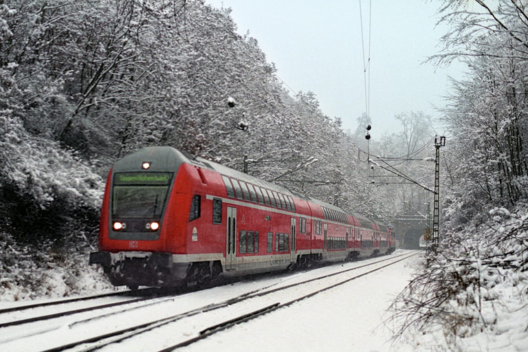 RE 19613 mit Lok der Baureihe 111 bei km 18,0 (Dezember 2004)