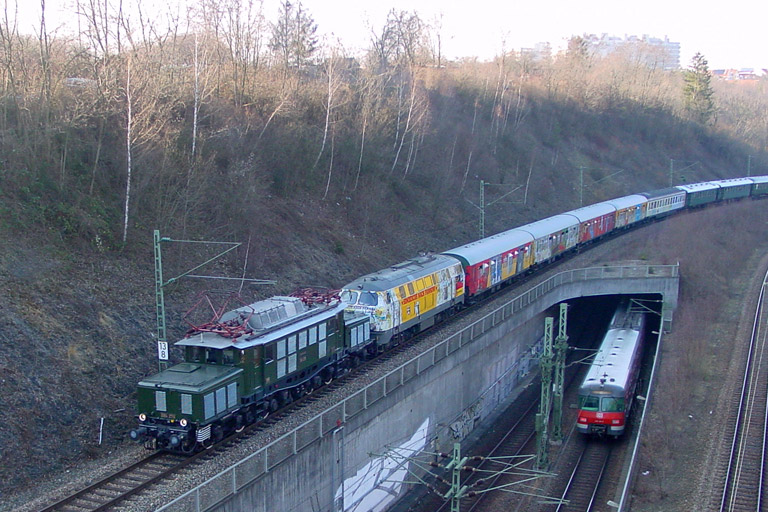 E 94 279 und 218 212 mit Sonderzug bei km 13,8 (Februar 2004)