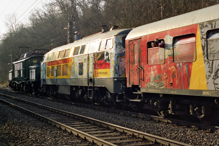E 94 279 und 218 212 mit Sonderzug bei km 12,8 (Februar 2004)