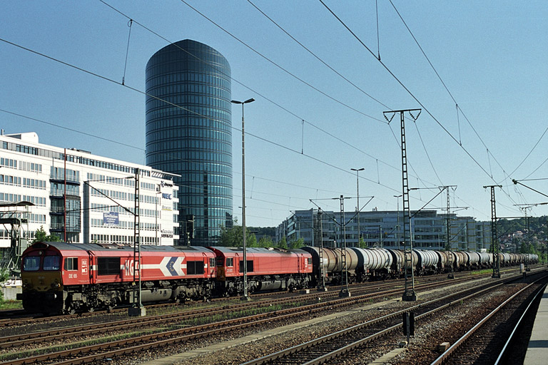 HGK DE 65 und DE 672 mit Kesselwagenzug bei km 15,6 (Juni 2004)