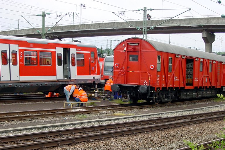 420 475 in der S-Bahnabstellgruppe Stuttgart-Vaihingen (Juni 2004)