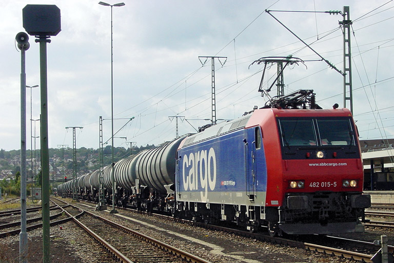 SBB Cargo 482 015 mit Kesselwagenzug bei km 15,6 (September 2004)