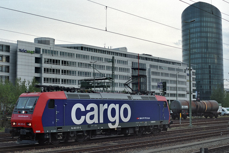 SBB Cargo 482 015 bei km 15,6 (September 2004)