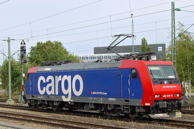 SBB Cargo 482 015 bei km 15,6 (September 2004)