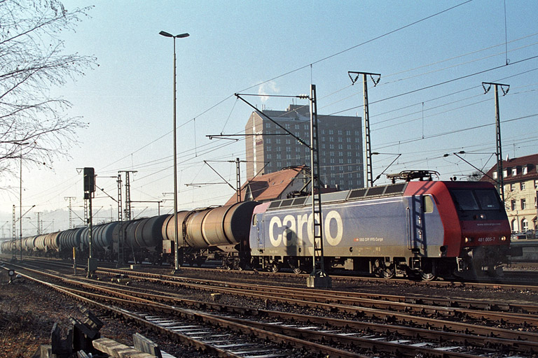 SBB Cargo 481 005 bei km 15,6 (Dezember 2004)