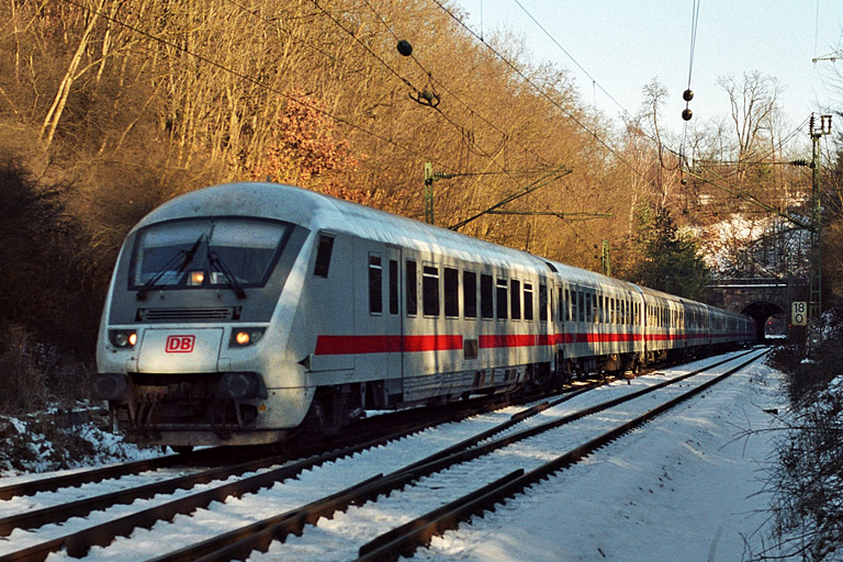 Eine deutsche IC-Garnitur als IC 381 ... geschoben von 120 121 (Januar 2004)