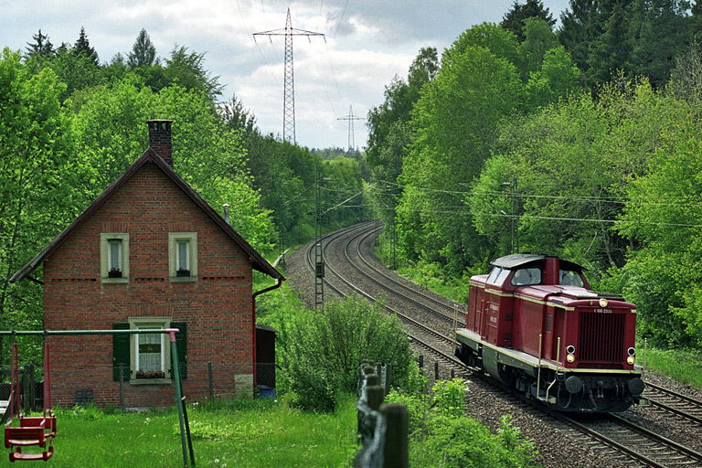 V100 2335 bei km 19,2 (Mai 2004)