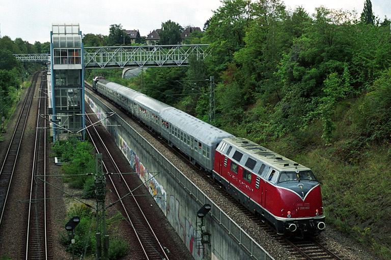 V 200 002 und E 94 279 mit G&auml;ubahn-Jubil&auml;umszug bei km 14,0 (September 2004)