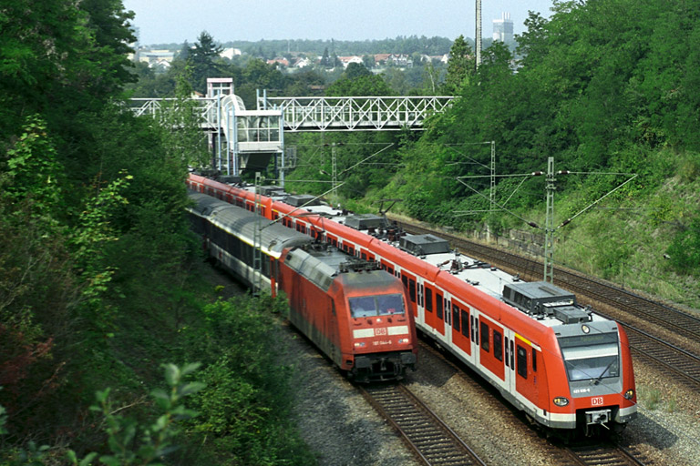 101 044 mit IC 381 und Baureihe 423 bei km 14,4 (September 2005)