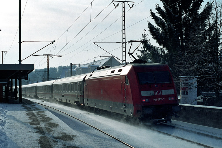 101 067 mit Cisalpino-Ersatzzug bei km 16,6 (Januar 2005)
