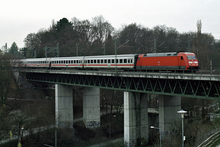 101 068 mit ICE-Ersatzzug bei km 14,6 (März 2005)