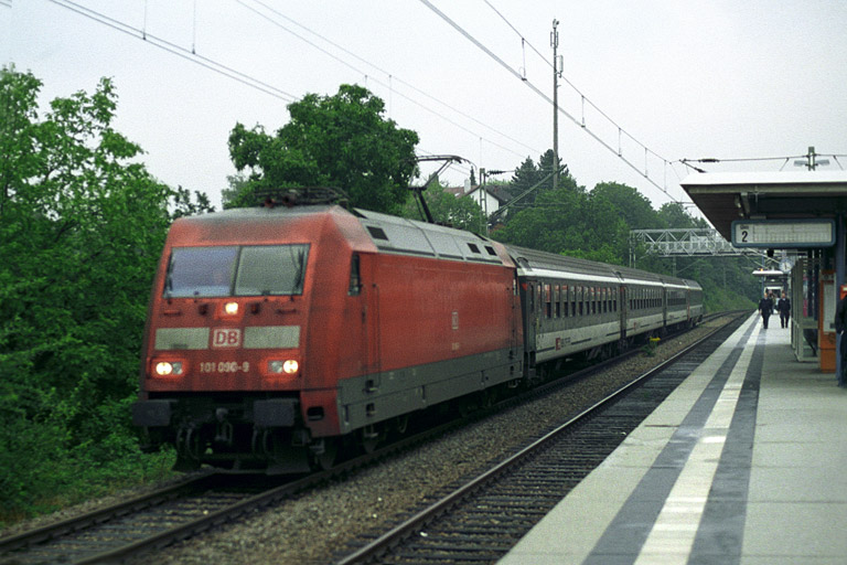 101 090 mit Cisalpino-Ersatzzug IC 93704 bei km 14,2 (August 2005)