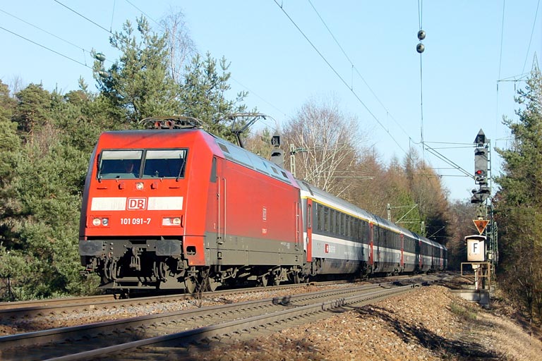 101 091 an einer der früher meistfotografierten Stellen der Gäubahn (Januar 2005)