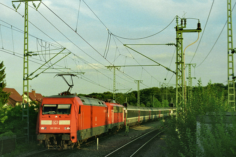 101 101 und 110 243 mit IC 380 bei km 16,8 (August 2005)