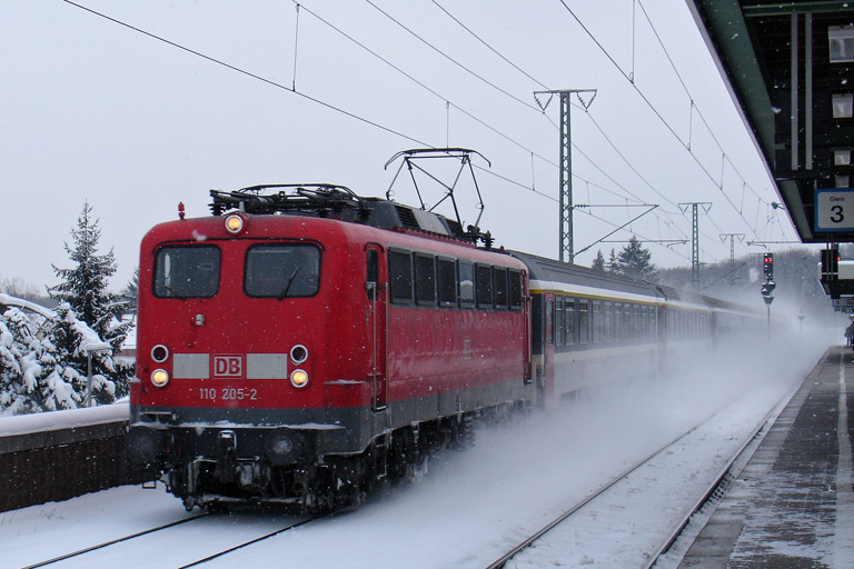 110 205 mit Cisalpino-Ersatzzug (Februar 2005)
