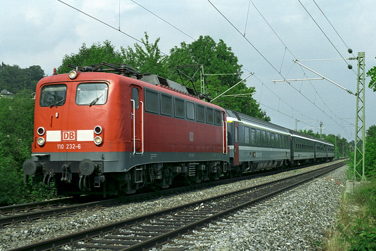 110 232 mit Cisalpino-Ersatzzug bei km 12,8 (August 2005)