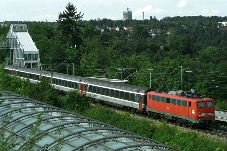 110 232 mit Cisalpino-Ersatzzug bei km 14,2 (August 2005)