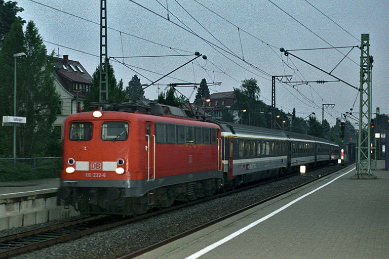 110 232 mit Cisalpino-Ersatzzug bei km 15,6 (August 2005)