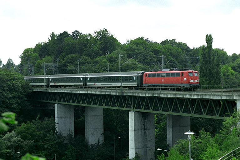 110 232 mit Cisalpino-Ersatzzug EC 93700 bei km 14,6 (August 2005)