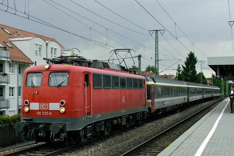 110 232 mit Cisalpino-Ersatzzug bei km 16,6 (August 2005)