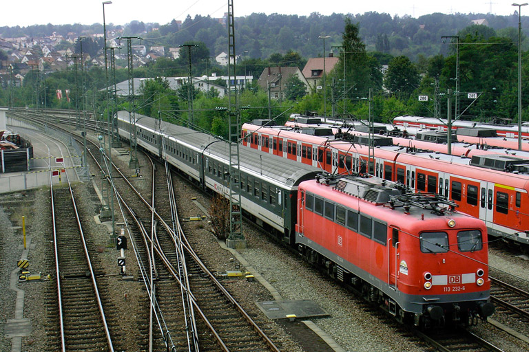 110 232 mit Cisalpino-Ersatzzug EC 93700 bei km 16,0 (August 2005)