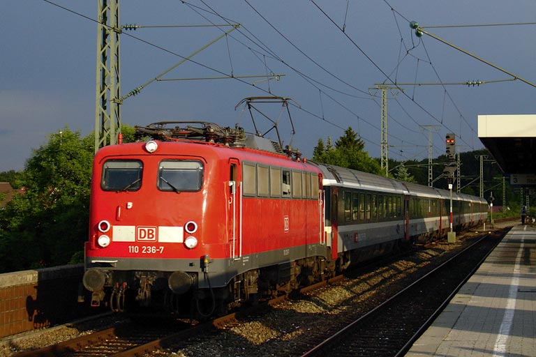 Die DB Regio-Lok 110 236 zieht die Sonnenstrahlen auf sich (Juli 2005)