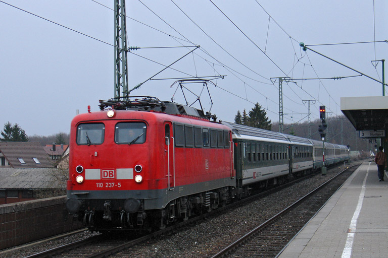 110 237 mit Cisalpino-Ersatzzug bei km 16,8 (März 2005)