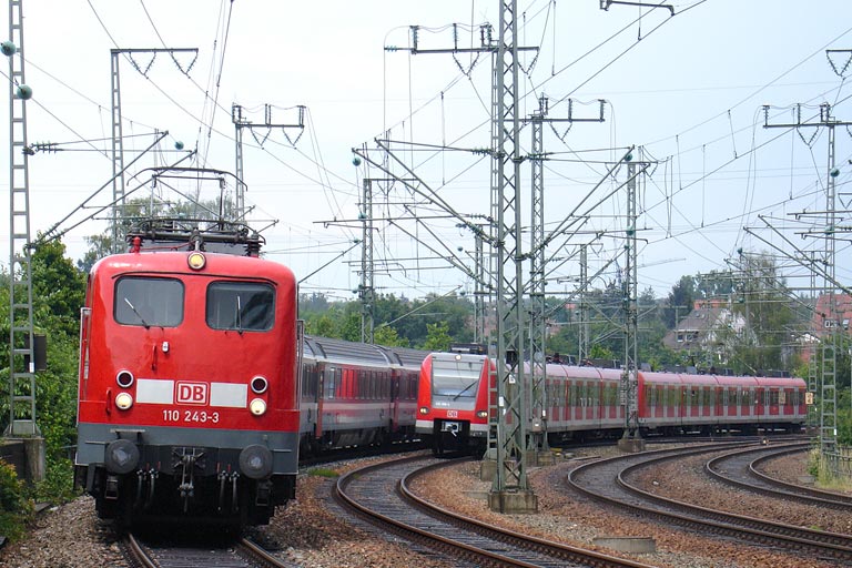 110 243 mit IC 381 und S-Bahnzug der Baureihe 423 bei km 16,4 (Juli 2005)