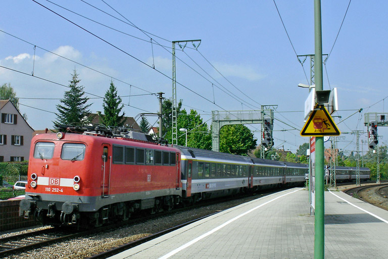 110 252 mit IC 381 bei km 16,6 (September 2005)