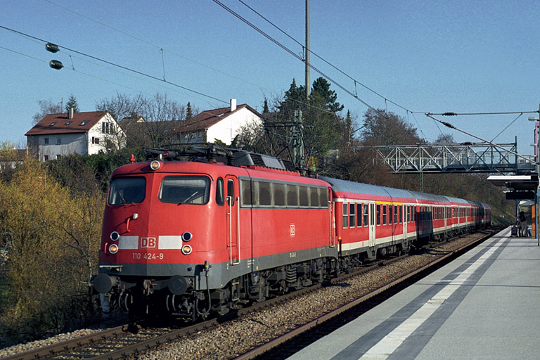 110 424 mit RE 19616 bei km 14,2 (April 2005)