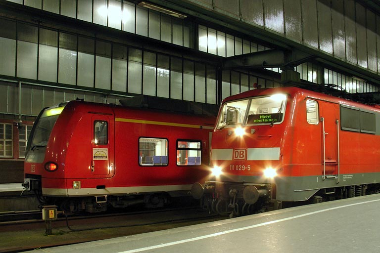 111 029 mit RE 19618 und Baureihe 425 als RE 19623 bei km 0,2 (Dezember 2005)