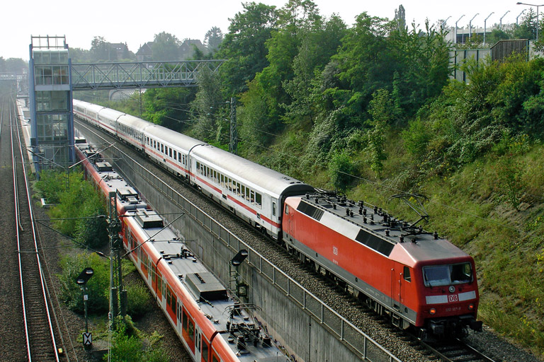 120 107 mit IC 93701 bei km 13,8 (September 2005)