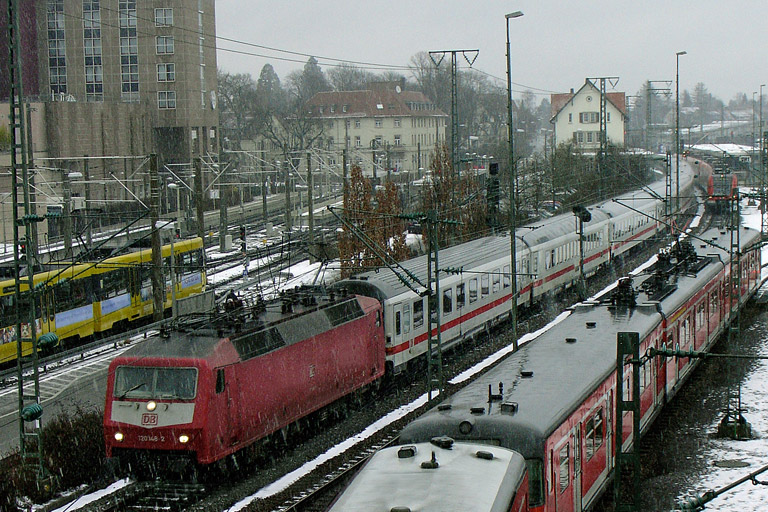 120 148 mit ICE-Ersatzzug bei km 15,8 (Februar 2005)