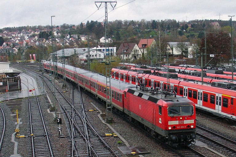 143 804 mit RE 19610 bei km 16,0 (April 2005)