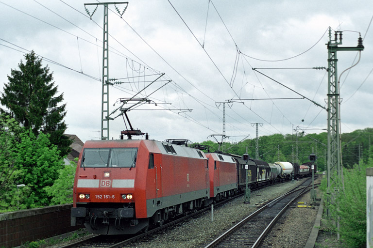152 161 und 152 104 mit TC 44696 bei km 16,8 (Mai 2005)