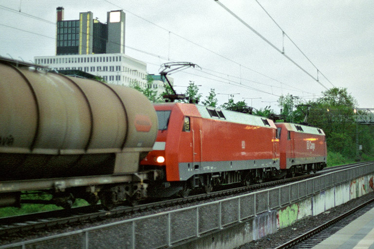 152 157 und 152 066 mit TKC 47781 bei km 14,2 (Mai 2005)