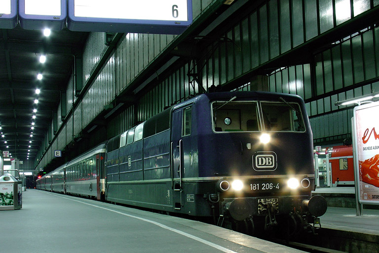 181 206 mit IC 380 bei km 0,2 (Dezember 2005)