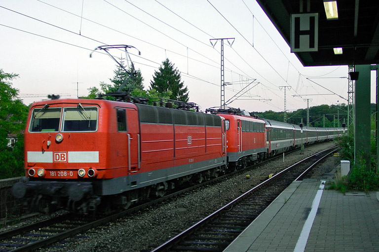 181 208 und 110 232 mit IC 380 bei km 16,8 (August 2005)