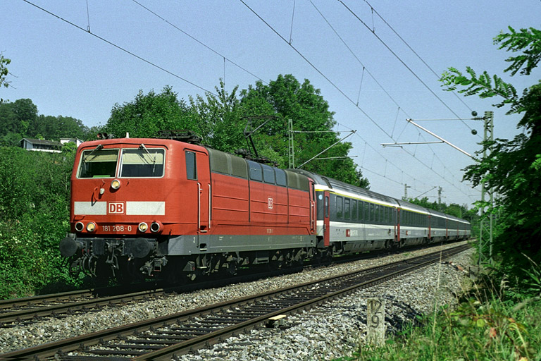 181 208 mit IC 381 bei km 12,8 (August 2005)