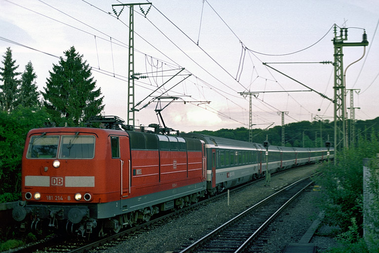 181 214 mit IC 380 bei km 16,8 (Juli 2005)