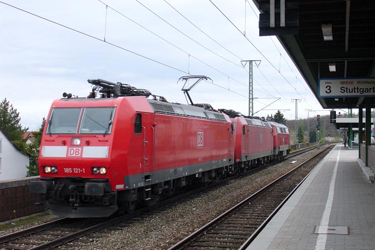 185 121, 185 093 und 225 075 als Tfzf 65943 bei km 16,6 (April 2005)
