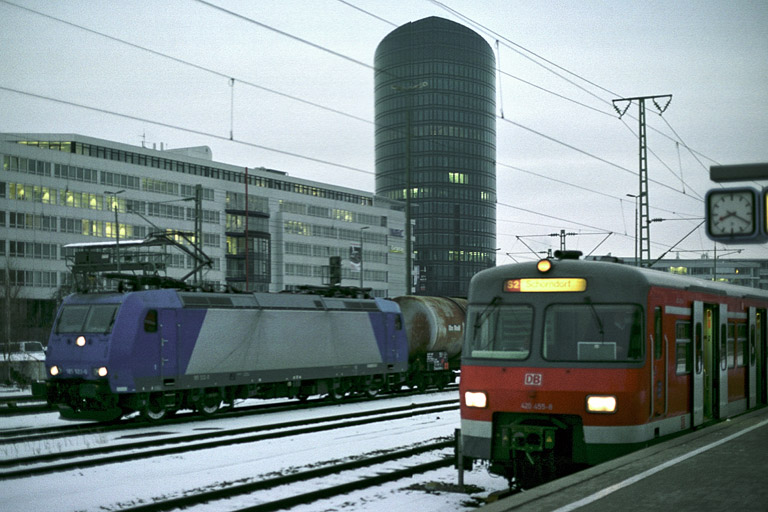 185 522 und Baureihe 420 bei km 15,6 (Dezember 2005)