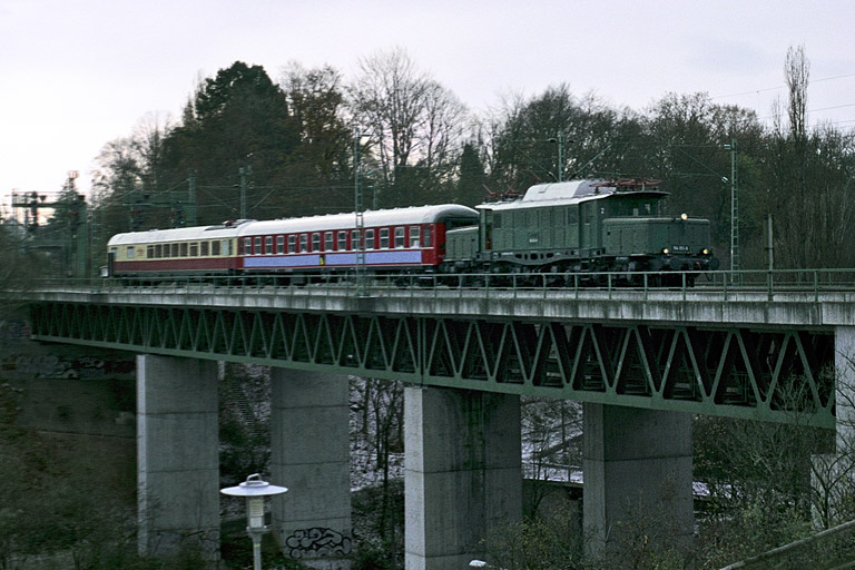 194 051 mit DPE 83957 bei km 14,6 (November 2005)