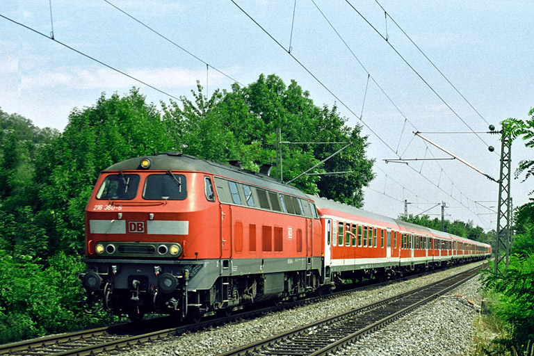 218 360 mit RE 19018 bei km 12,8 (Juli 2005)