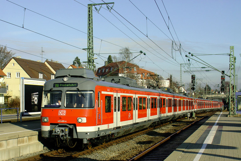 420 400, 420 489 und 420 416 auf Erprobungsfahrt in Stuttgart-Vaihingen (Dezember 2005)